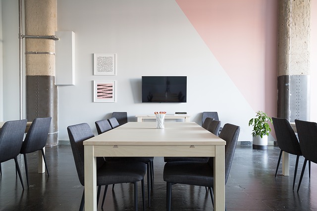 How Interior Designers Choose Wall Art
