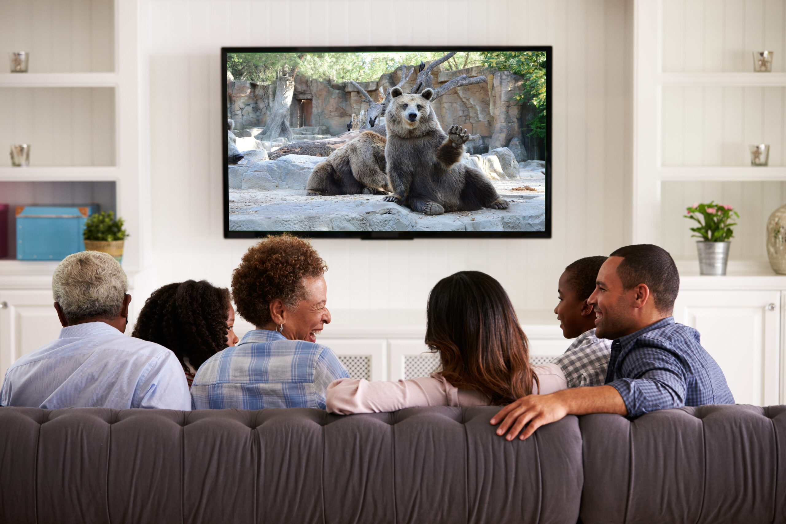 5 Reasons to Hang a Wall Mounted Large Digital Photo Display in your Home
